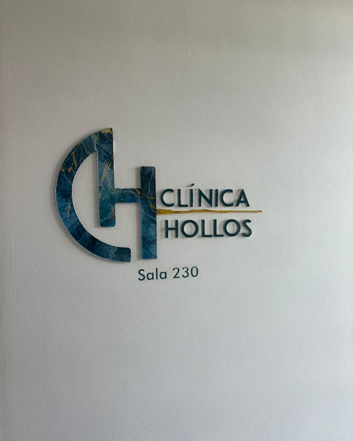 Placa da Clínica Hollos na entrada do consultório